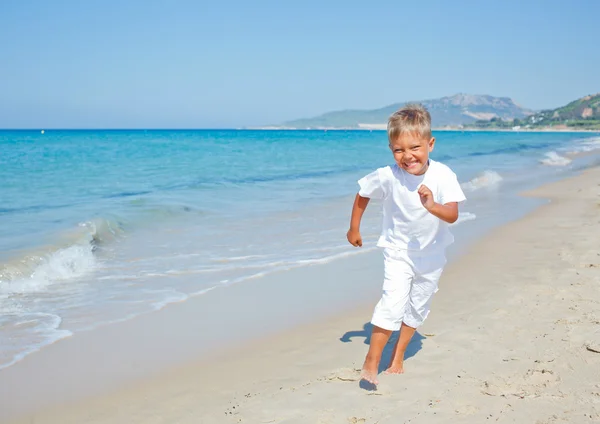 Netter Junge am Strand — Stockfoto