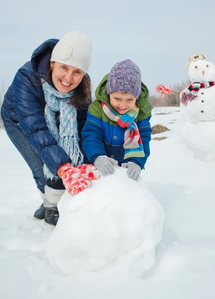 Семья делает снеговика — стоковое фото