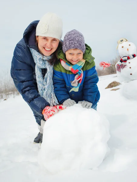 Familie een sneeuwpop maken — Stockfoto