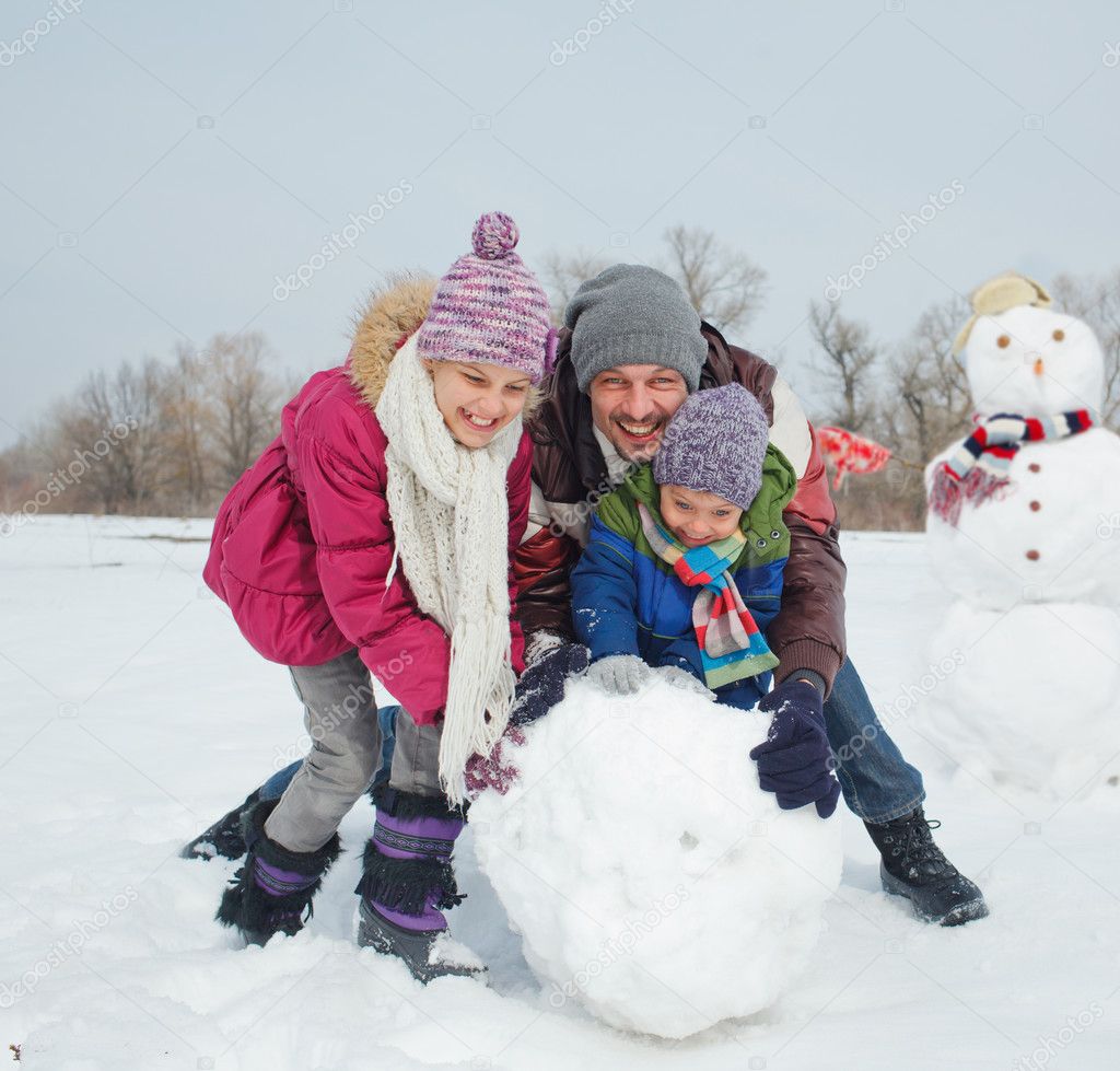 Family make a snowman