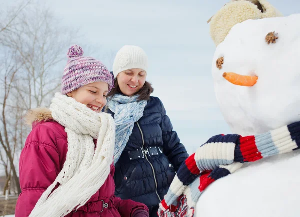 Familie een sneeuwpop maken — Stockfoto