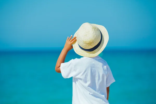 Chlapec s kloboukem na pláži — Stock fotografie