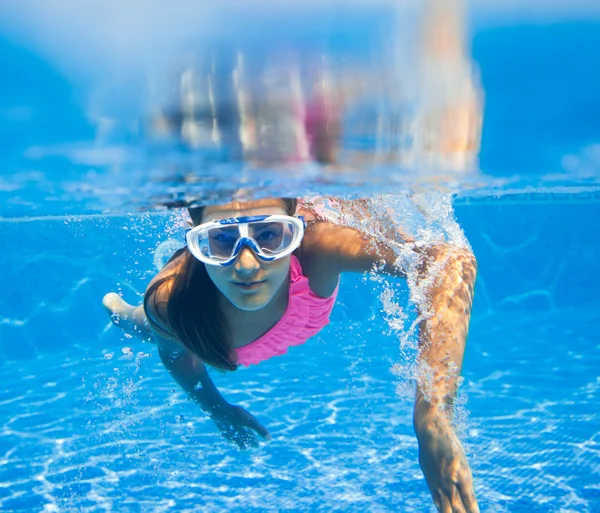 Mädchen unter Wasser — Stockfoto