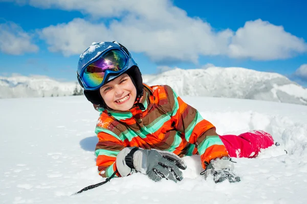 Flicka på skidor. — Stockfoto