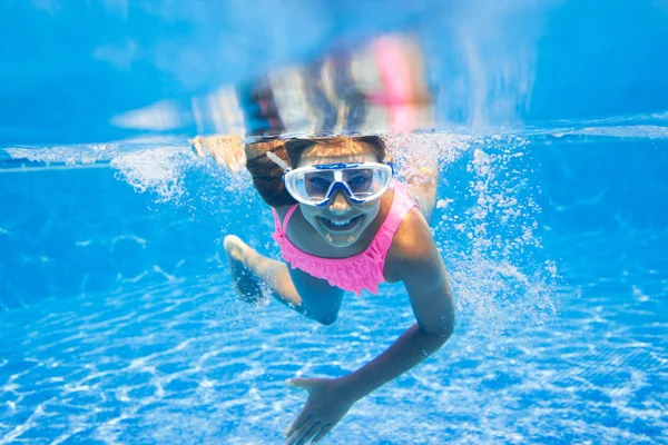 Chica bajo el agua — Foto de Stock