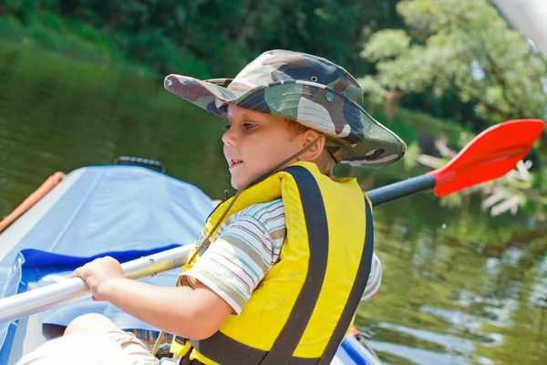 Kayaking menino — Fotografia de Stock