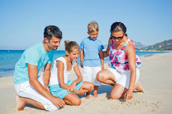 Rodina baví na pláži — Stock fotografie
