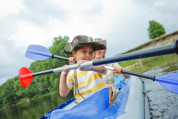 Family kayaking — Zdjęcie stockowe