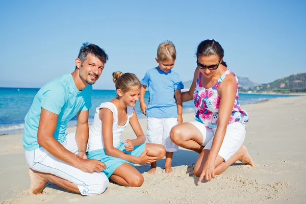 Família se divertindo na praia — Fotografia de Stock