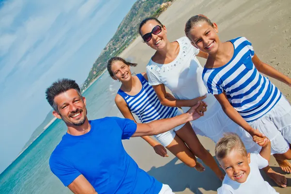 Familia divirtiéndose en la playa —  Fotos de Stock