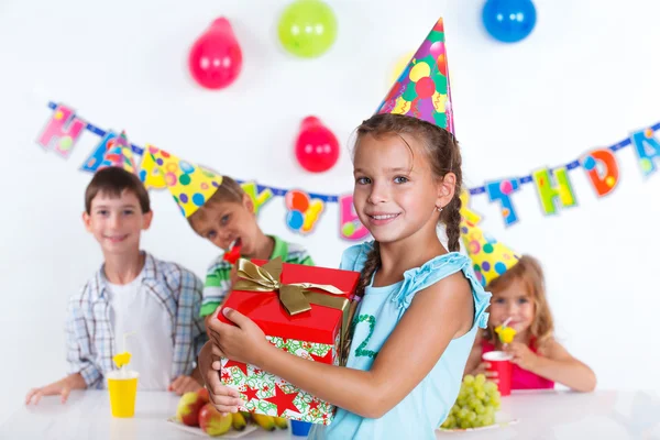 Meisje met geschenkdoos op verjaardagsfeestje — Stockfoto