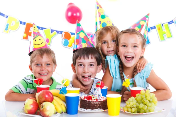 Niños con pastel de cumpleaños — Foto de Stock