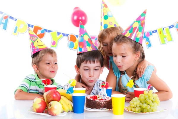 Crianças com bolo de aniversário — Fotografia de Stock
