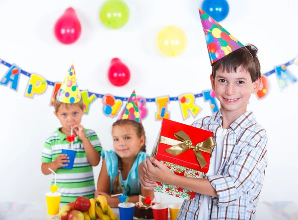 Ragazzo con scatola regalo alla festa di compleanno — Foto Stock