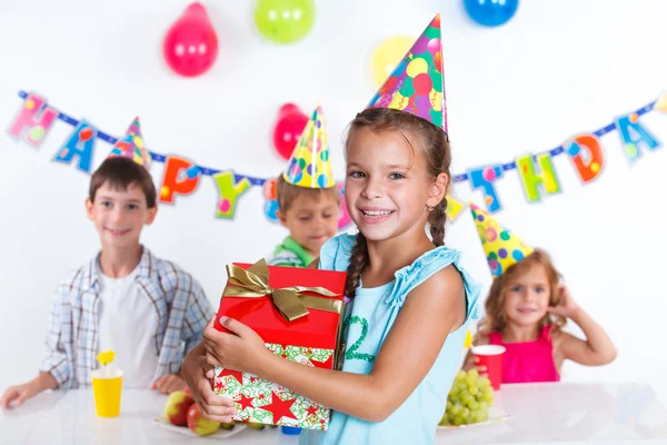 Menina com caixa de presente na festa de aniversário — Fotografia de Stock