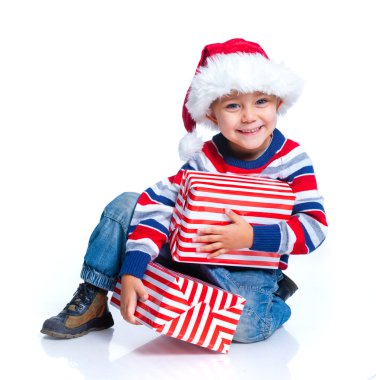 Noel Baba'nın şapkalı hediye kutusu ile küçük çocuk