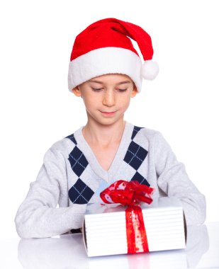 Noel Baba'nın şapkalı hediye kutusu ile küçük çocuk