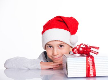 Noel Baba'nın şapkalı hediye kutusu ile küçük çocuk