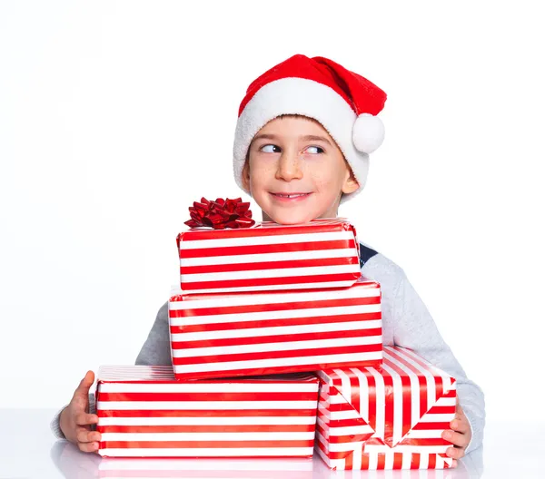 Kleine jongen in kerstmuts met een doos van de gift — Stockfoto