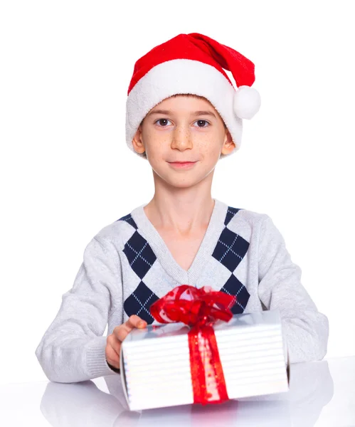 Petit garçon dans le chapeau du Père Noël avec boîte cadeau — Photo