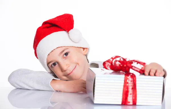 Malý chlapec v Santa klobouk s dárkový box — Stock fotografie
