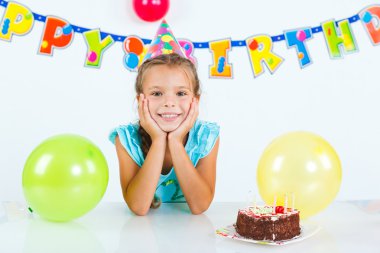 Doğum günü pastalı kız.