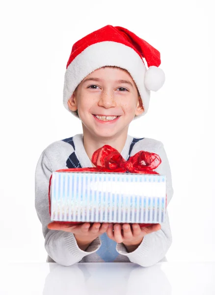 Petit garçon dans le chapeau du Père Noël avec boîte cadeau — Photo