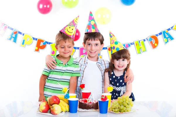 Crianças com bolo de aniversário — Fotografia de Stock