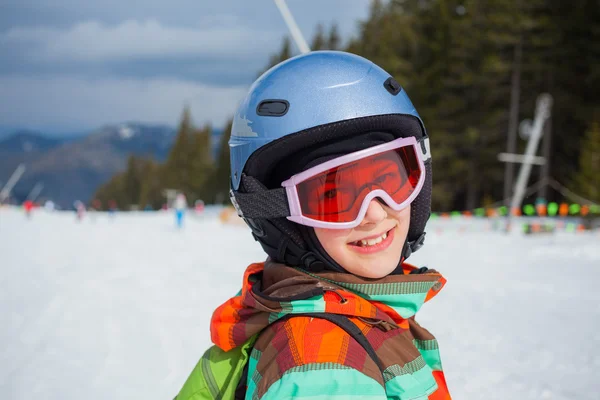 Chica en esquís . — Foto de Stock