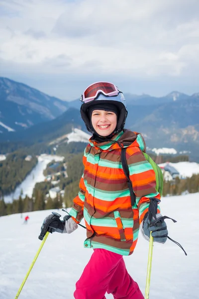 Девушка на лыжах . — стоковое фото