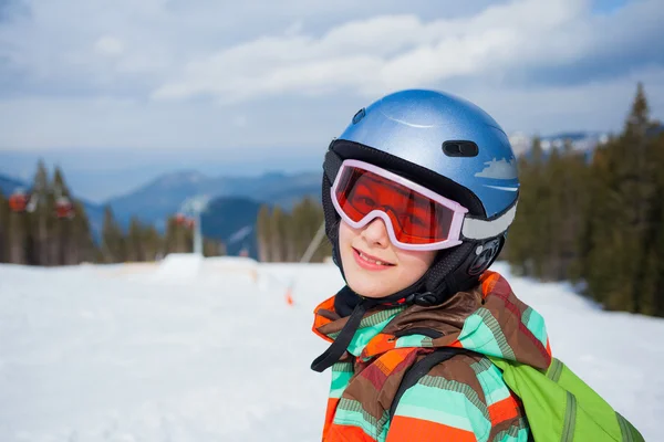 Mädchen auf Skiern. — Stockfoto