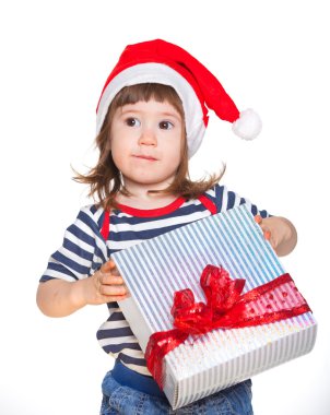 Hediye kutusu ile Noel Baba'nın şapkalı küçük kız