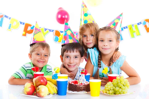 Enfants avec gâteau d'anniversaire — Photo