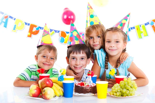 Kinder mit Geburtstagstorte — Stockfoto