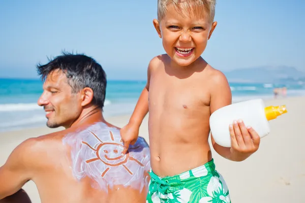 Toepassing van zonnebrandcrème — Stockfoto