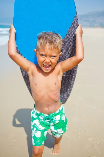 Αγόρι έχει τη διασκέδαση με τη σανίδα του σερφ — Φωτογραφία Αρχείου