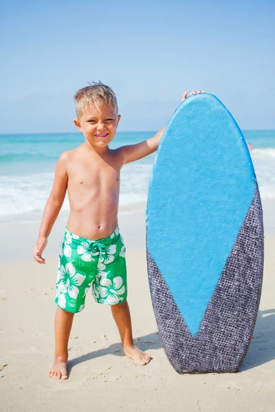 Мальчик развлекается с доской для серфинга — стоковое фото