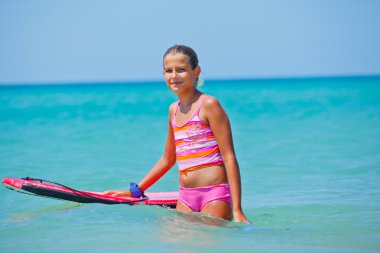 Kız surfboard ile eğlenceli vardır.