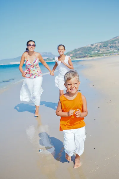 Netter Junge mit Schwester und Mutter am Strand — Stockfoto