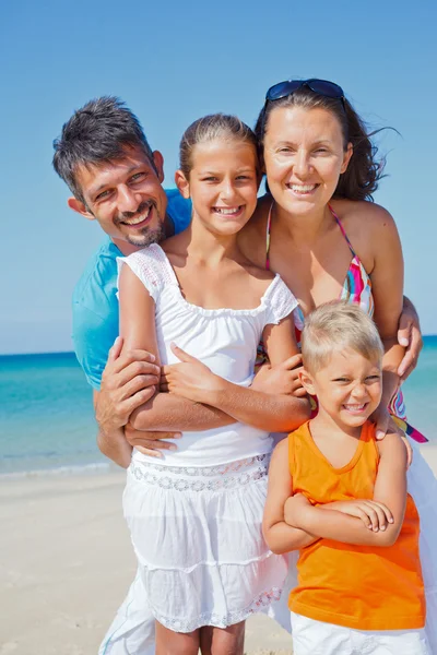 Família se divertindo na praia — Fotografia de Stock