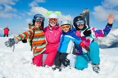 Kayak Kış eğlencesi. mutlu bir aile
