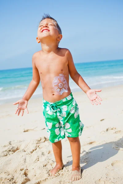 Jovem menino se divertindo na praia — Fotografia de Stock