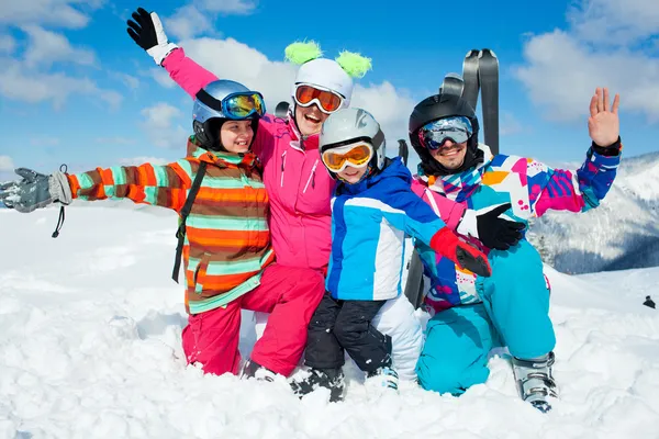 Kayak Kış eğlencesi. mutlu bir aile