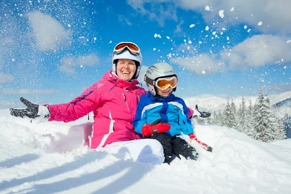 Leker i snön — Stockfoto