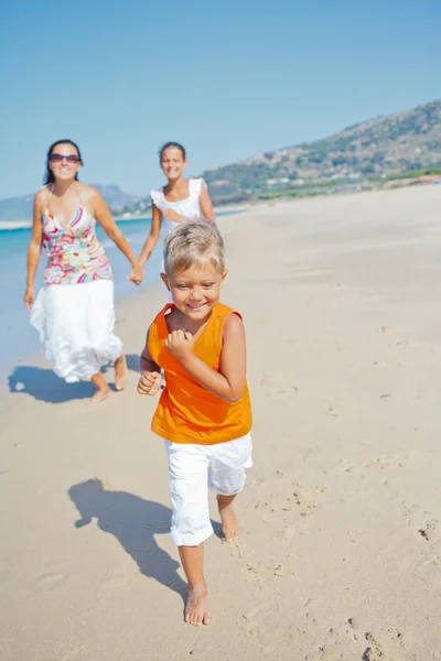 Lindo chico con hermana y madre en la playa — Foto de Stock