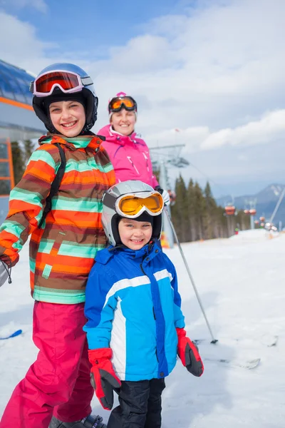 Лыжный спорт, зима, семья — стоковое фото