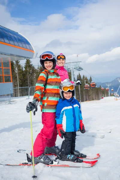 Skiing, winter, family — Stock Photo, Image