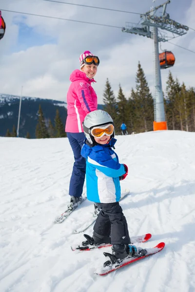 Sci, inverno, famiglia — Foto Stock