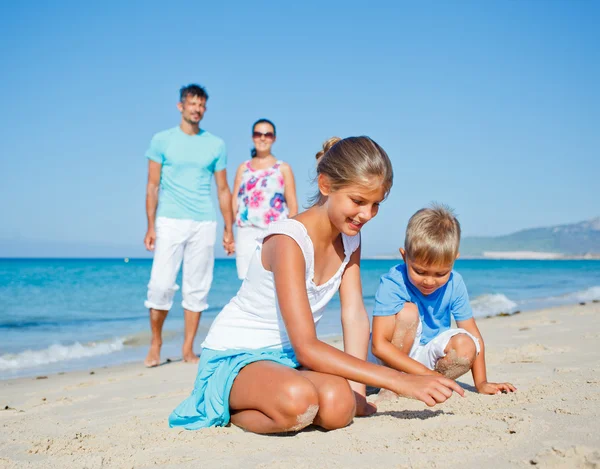 Plajda eğlenmek aile — Stok fotoğraf