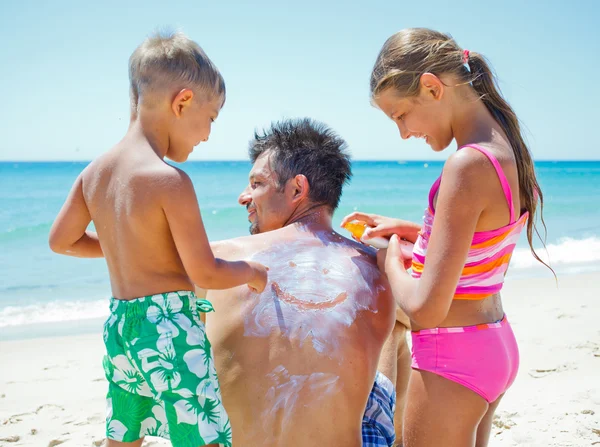 Applying sun cream — Stock Photo, Image